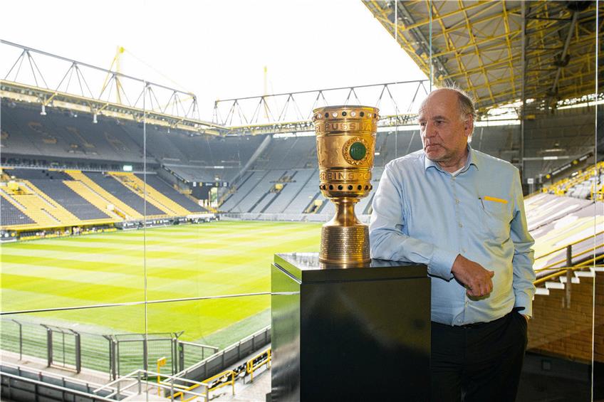 Das Dortmunder Stadion ist das „schönste Impfzentrum.“ Wer sich dort impfen lässt, darf sich mit dem DFB-Pokal fotografieren lassen. Foto: Guido Kirchner