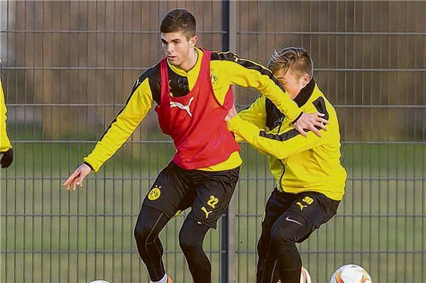 Das Dortmunder U-19-Talent Christian Pulisic (links, gegen seinen Teamkollegen Felix Passlack) wurde für die US-Nationalmannschaft nachnominiert. Foto: actionpress