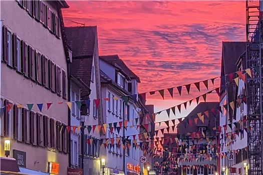Das "Ende" vorweg: Beim schönsten Sonnenuntergang fand die Rottenburger Straßenfasnet ihr Ende. Bild: Hans-Jörg Schweizer