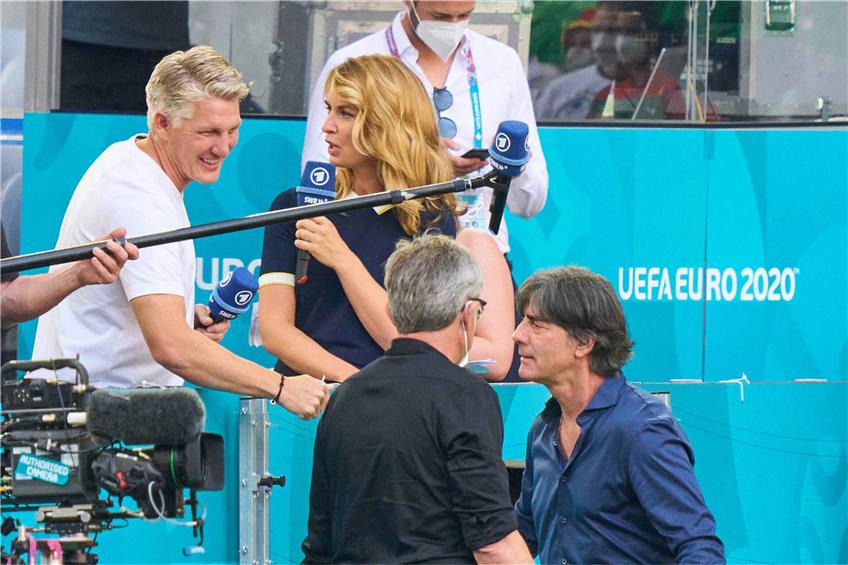 Das Expertentum ist gefragt: Bastian Schweinsteiger mit Jessy Wellmer  und Bundestrainer Jogi Löw. Foto: imago-images.de