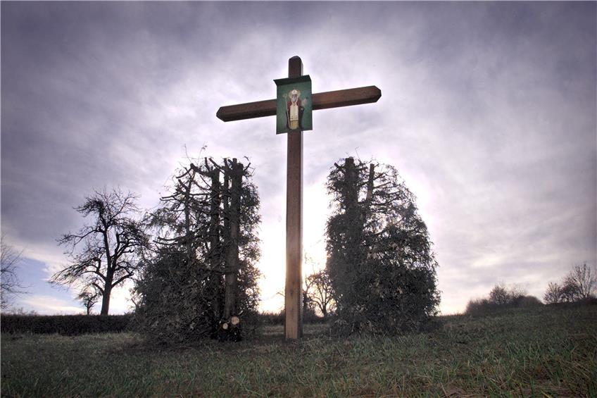 Das Feldkreuz an der Schadenweiler Straße bei Rottenburg erinnert an den Tod Jesu. Archivbild: Rainer Mozer