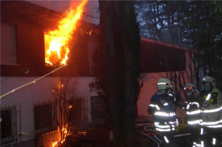 Das Feuer lodert aus dem Wohngebäude. Bild: Feuerwehr Reutlingen