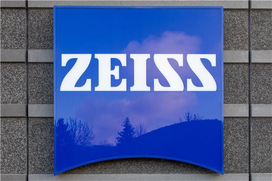 Das Firmenlogo von Zeiss. Foto: Stefan Puchner/dpa/Archivbild