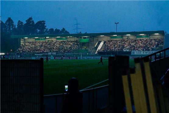 Das Flutlicht des Stadions ist nach starkem Regen und Gewitter kurzzeitig ausgefallen. Foto: Uwe Anspach