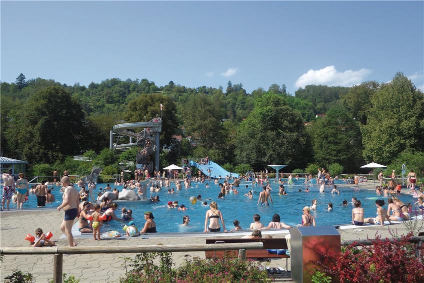 Das Freibad in Tübingen ist noch bis zum 24. September geöffnet. Diesen Sonntag lohnt sich ein Besuch aber besonders, da man bei voraussichtlich sommerlichen Temperaturen für einen guten Zweck schwimmt. Archivbild: Ulrich Metz