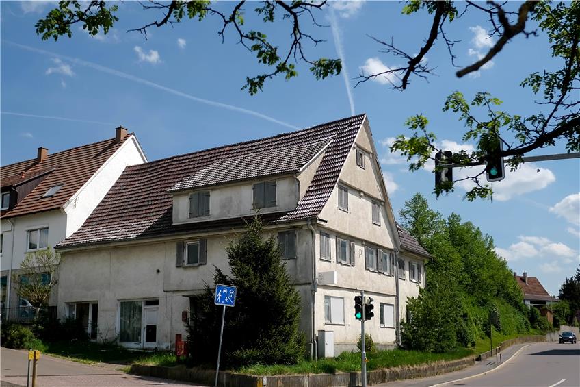 Das Gebäude im Hezengäßle 2 in Bodelshausen ist schon verkauft. Der Gemeinderat von Bodelshausen beschloss nun aber mehrheitlich, dass die Gemeinde die Immobilie bekommt. Im Sanierungsgebiet geht das relativ einfach.Bild: Uli Rippmann