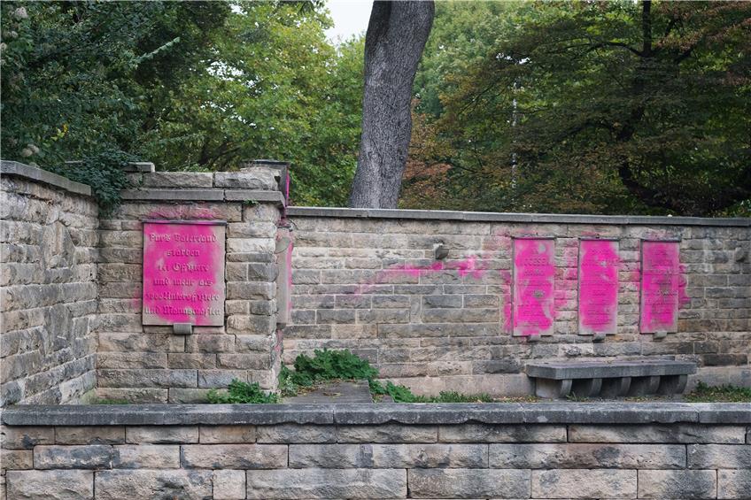Das Gefallenendenkmal in der Tübinger Steinlachallee haben Unbekannte aus Protest mit pinker Farbe besprüht. Bild: Ulrich Metz