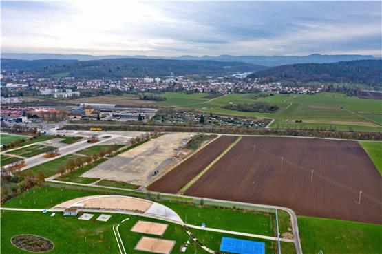 Das Hauptgelände für die Landesgartenschau in Tübingen sollte zwischen Freibad (im Vordergrund) und Derendingen (Hintergrund) liegen. Das Bahnbetriebswerk (gelbes Gebäude in der Mitte links) sollte zum Veranstaltungsort werden, die B 28 (Bildmitte) zur Klimaallee. Archivbild: Manfred Grohe