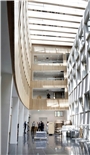 Das Herzstück des Technischen Rathauses ist das 15 Meter hohe Foyer zwischen Alt...