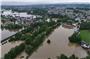 Das Hochwasser des Flusses Schussen überschwemmt Teile von Meckenbeuren (Luftaufnahme mit Drohne). Foto: Felix Kästle/dpa