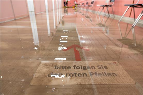 Das Impfzentrum in der Tübinger Paul-Horn-Arena wurde am Mittwochabend vom Wasser geflutet. Bild: Dennis Duddek