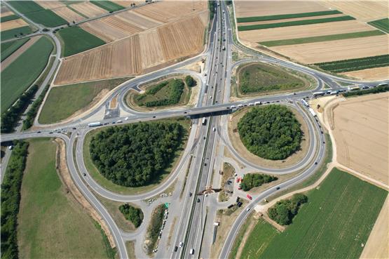 Das „Kleeblatt“ an der A81 bei Ergenzingen war schon vergangenen Sommer fast fertig. Bis März wurden aber unter anderem noch Brücken saniert. Bild: Autobahn GmbH NL Südwest