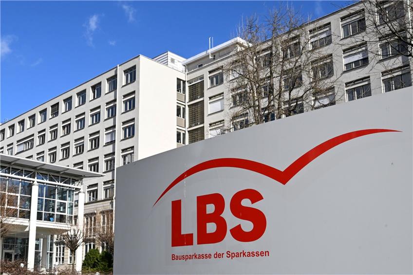 Das Logo der Bausparkasse der Sparkassen steht vor der Hauptverwaltung in Stuttgart. Foto: Bernd Weißbrod/dpa/Archivbild