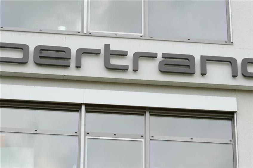 Das Logo der Bertrandt AG ist an einem Firmengebäude zu sehen. Foto: Franziska Kraufmann/Archiv dpa/lsw