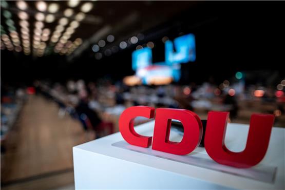 Das Logo der CDU steht auf einem kleinen Podest. Foto: Fabian Strauch/dpa/Archivbild