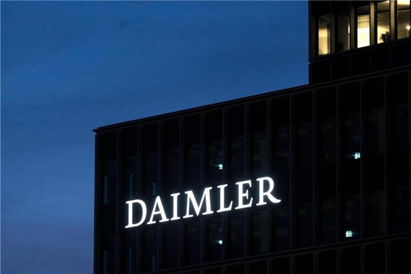 Das Logo der Daimler AG auf dem Gebäude der Zentrale zu sehen. Foto: Marijan Murat/dpa/Symbolbild