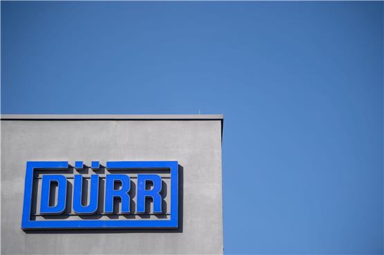 Das Logo der Dürr AG ist an der Fassade des Hauptsitzes des Unternehmens zu sehen. Foto: Marijan Murat/dpa