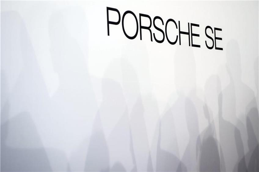 Das Logo der Porsche Automobil Holding SE ist auf einer Wand zu sehen. Foto: Lino Mirgeler/Archiv dpa