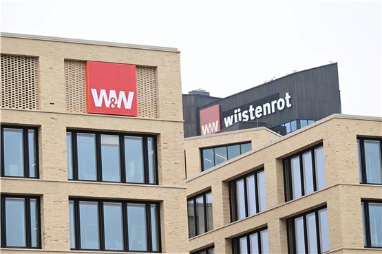 Das Logo der Wüstenrot- und Württembergische-Gruppe (W&W) ist am Firmencampus zu sehen. Foto: Bernd Weißbrod/dpa