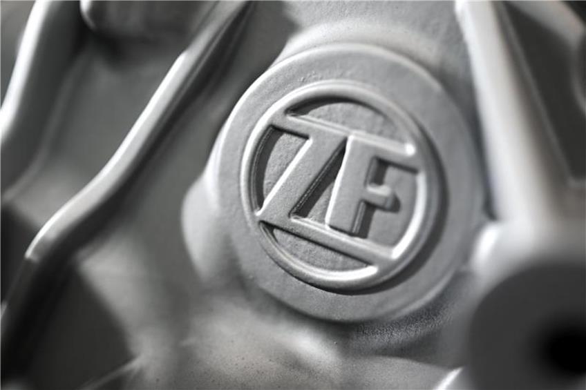 Das Logo der ZF Friedrichshafen AG ist auf einem Elektromotor des Automobilzulieferers zu sehen. Foto: Felix Kästle/dpa/Archiv
