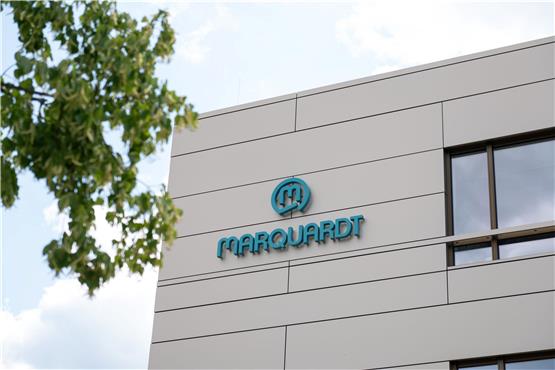 Das Logo des Automobilzulieferers Marquardt ist am Firmensitz zu sehen. Foto: Silas Stein/dpa