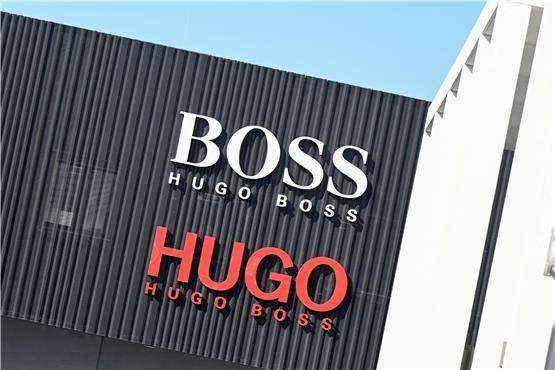 Das Logo des Modekonzerns Hugo Boss, aufgenommen an einem Outlet-Store am Firmensitz in Metzingen. Foto: Bernd Weißbrod/dpa