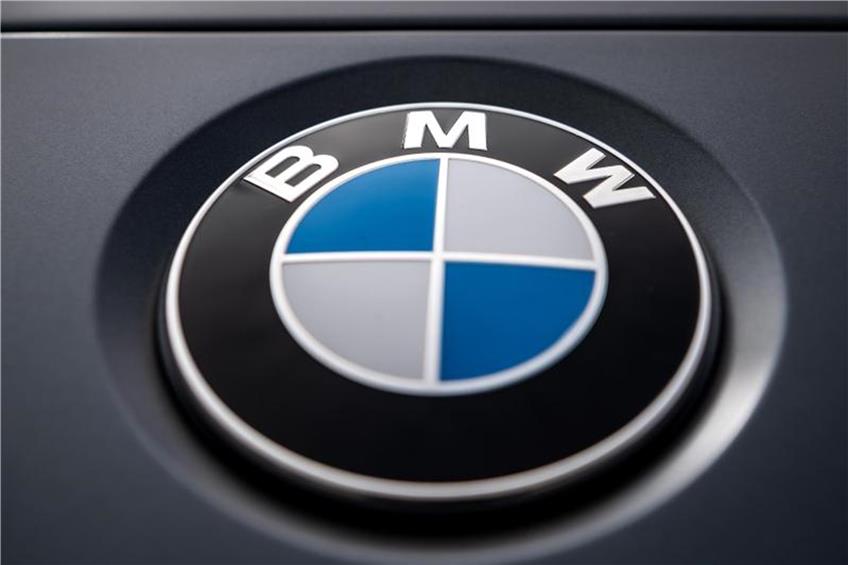 Das Logo des Münchner Autobauers BMW ist auf einem Auto zu sehen. Foto: Sina Schuldt/dpa/Archivbild