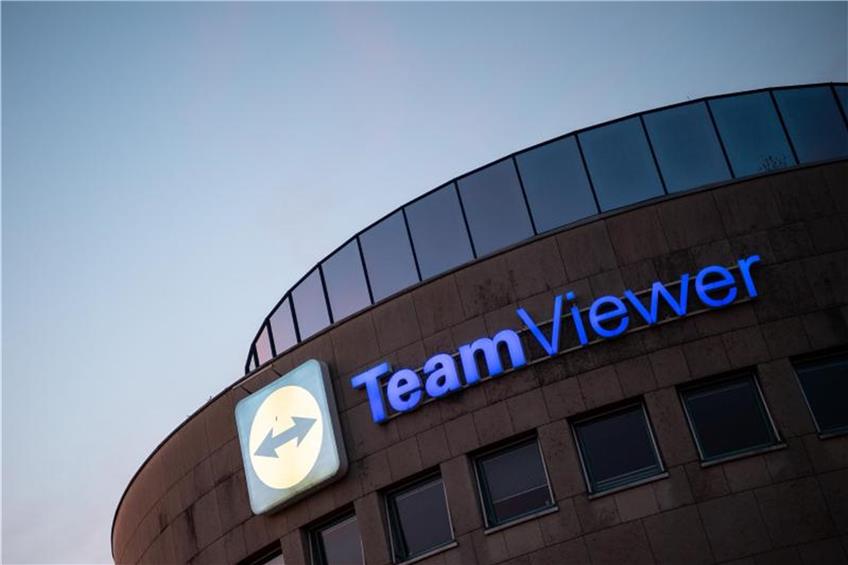 Das Logo des Software-Herstellers Teamviewer ist am Hauptsitz in Göppingen angebracht. Foto: Sebastian Gollnow/dpa/Archivbild