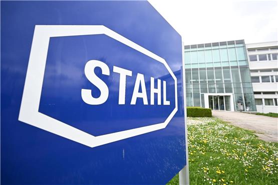 Das Logo des Unternehmens Stahl, ein Hersteller und Entwickler von explosionsgeschützen Schaltanlagen steht vor der Firmenzentrale in Waldenburg. Foto: Bernd Weißbrod/dpa