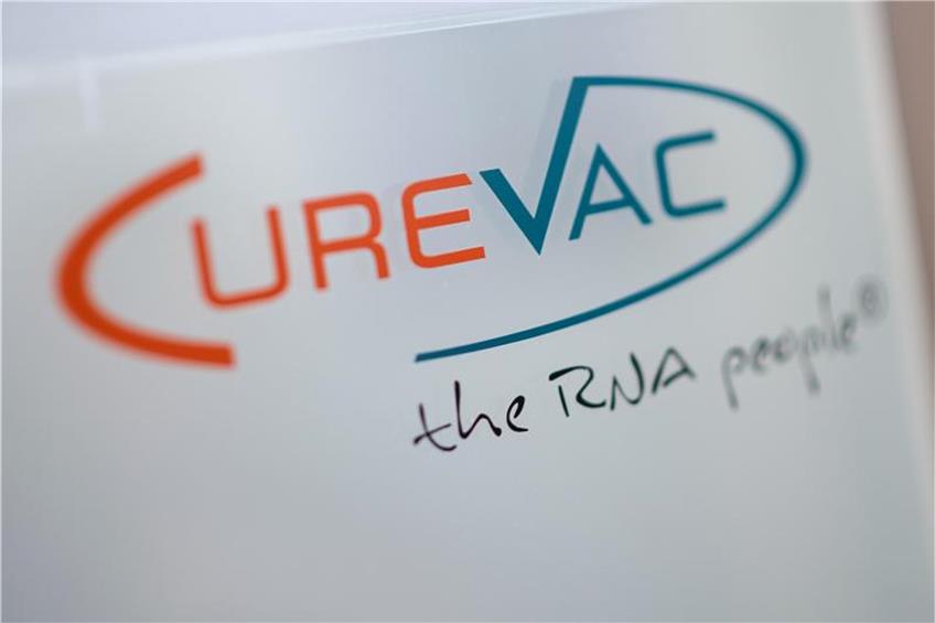 Das Logo des biopharmazeutischen Unternehmens CureVac ist zu sehen. Foto: Sebastian Gollnow/dpa/Archivbild/Symbolbild