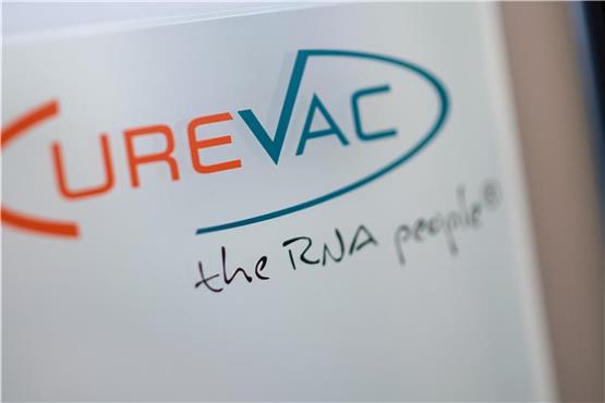 Das Logo des biopharmazeutischen Unternehmens CureVac steht mit dem Slogan „the RNA people“ auf einer Scheibe. Foto: Sebastian Gollnow/dpa/Archivbild