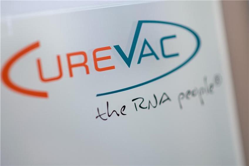 Das Logo des biopharmazeutischen Unternehmens Curevac steht mit dem Slogan „the RNA people“ auf einer Scheibe. Foto: Sebastian Gollnow/dpa/Archivbild