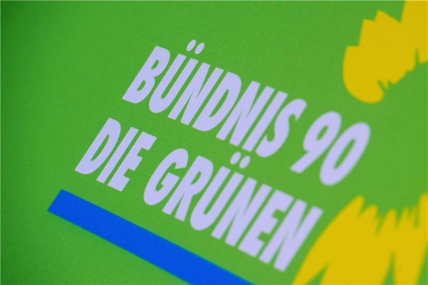 Das Logo von Bündnis 90/Die Grünen auf einem Aufsteller der Partei. Foto: Stefan Sauer/Archiv