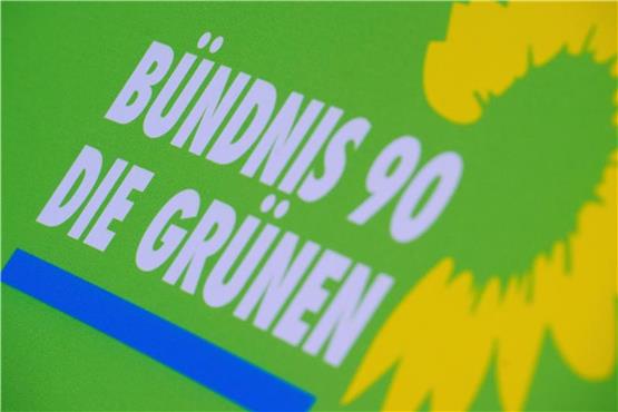 Das Logo von Bündnis 90/Die Grünen steht auf einem Aufsteller der Partei. Foto: Stefan Sauer/dpa/Archivbild