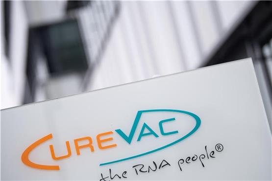 Das Logo von Curevac mit dem Slogan „the RNA people“ steht an der Unternehmenszentrale. Foto: Sebastian Gollnow/dpa/Archivbild
