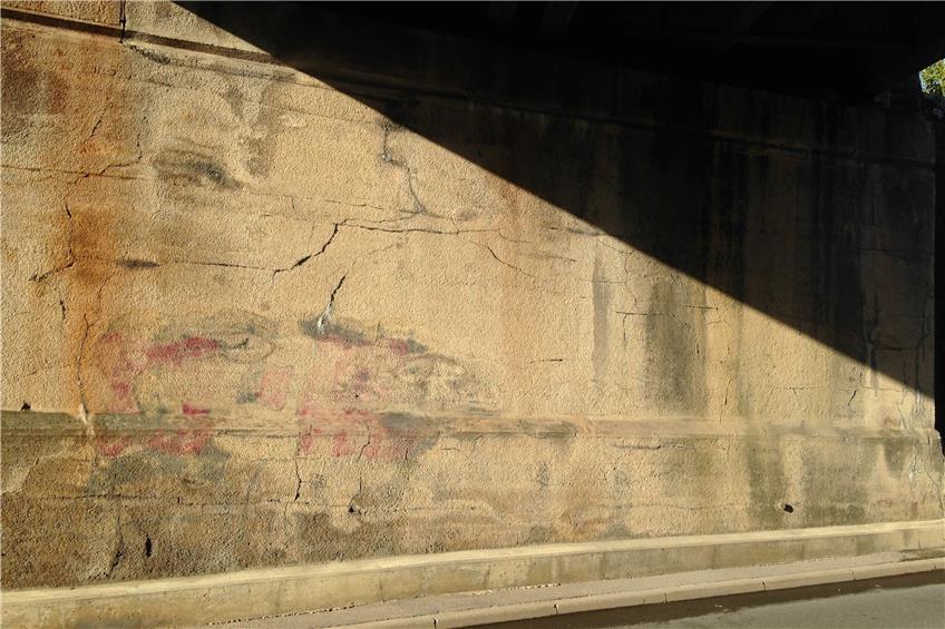 Das Mauerwerk an der 90 Jahre alten Ergenzinger Brücke zeigt deutliche Risse. Bilder: Bernhard