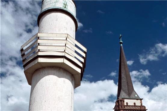 Das Minarett der Mannheimer Moschee, hier mit dem Weitwinkel verfremdet, steht in unmittelbarer Nachbarschaft der katholischen Liebfrauenkirche.Bild: Jochen Gewecke