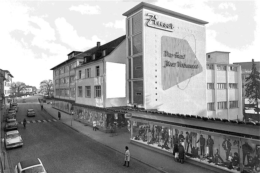 Das Modehaus im Jahr 1957 mit dem Geschäft in der Friedrichstraße.  Archivbilder: Grohe, privat