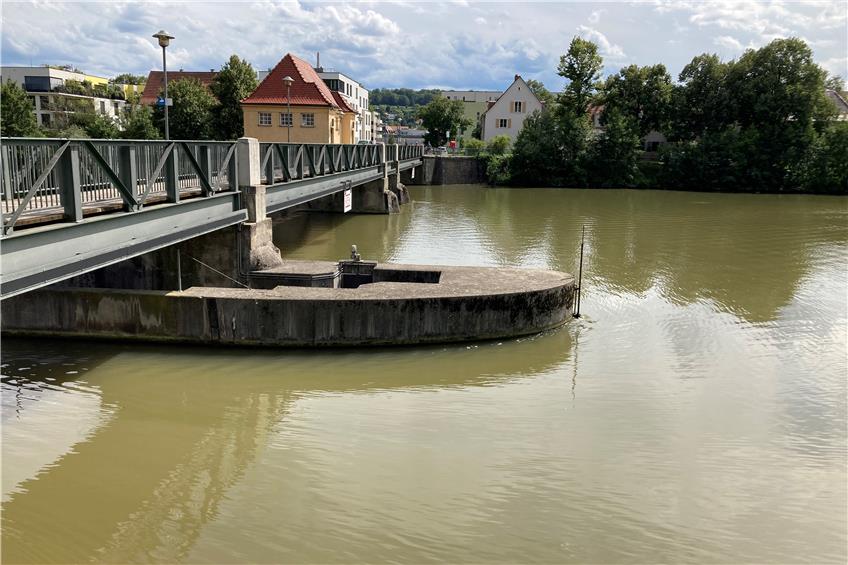 Das Neckar-Stauwehr in Tübingen mit dem Triebwerkskanal im Vordergrund, in den der Stocherkahn noch hineinmanövriert werden konnte. Bild: Moritz Hagemann