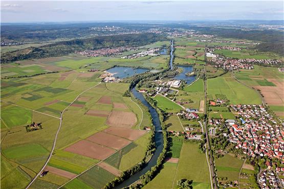 •Das Neckartal von Kiebingen (rechts vorn) bis Tübingen. Dort wo der Fluss eine Ausbuchtung nach links macht, stehen das Kiebinger E-Werk (direkt am Wasser) und rechts daneben die Kläranlage. Darüber ist als weiße Fläche das frühere Betonmischwerk Queck zu sehen, links davon Richtung Neckar sind Lagerflächen. Dieses Areal plus das grüne Dreieck rechts davon bis zur Bahnlinie empfiehlt Ottmar Raidt für ein Gewerbegebiet. Entlang der Bahn wird die B 28 neu gebaut. Rechts der Bahn liegen die Gewerbegebiete „Bonlanden“ (Bühl) und die Firma Siemens (Kilchberg), links des Neckars recht ausgedehnt der „Rittweg“ (Hirschau). Das Gebiet „Galgenfeld/Herdweg“ kann man sich rechts unterhalb Kiebingens denken. Luftbild: Grohe
