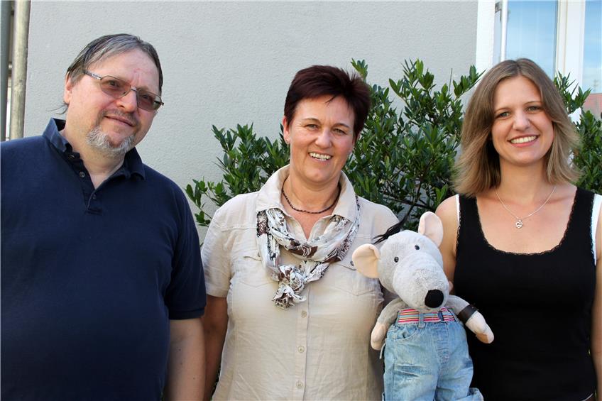Das Organisationsteam des Wirlewitz-Feriencamps (von links): Roland Ahlborn, Susanne Geißler und Julia Geißler. Mit dabei: Maskottchen Power Paule. Bild: Kappeller