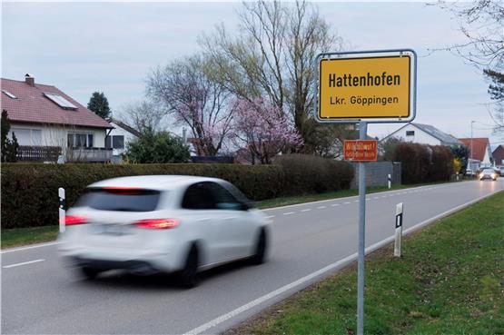 Das Ortsschild von Hattenhofen. Foto: Julian Rettig/dpa