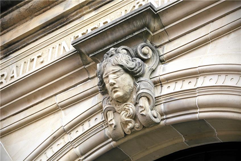 Das Portal des Gerichtsgebäudesin der Doblerstraße. Bild: Sommer
