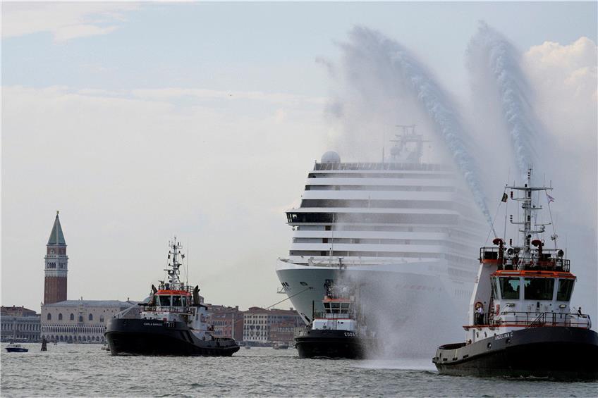 Das Problem von Venedig: die Riesenkreuzfahrtschiffe. Foto: Antonio Calanni/AP/dpa
