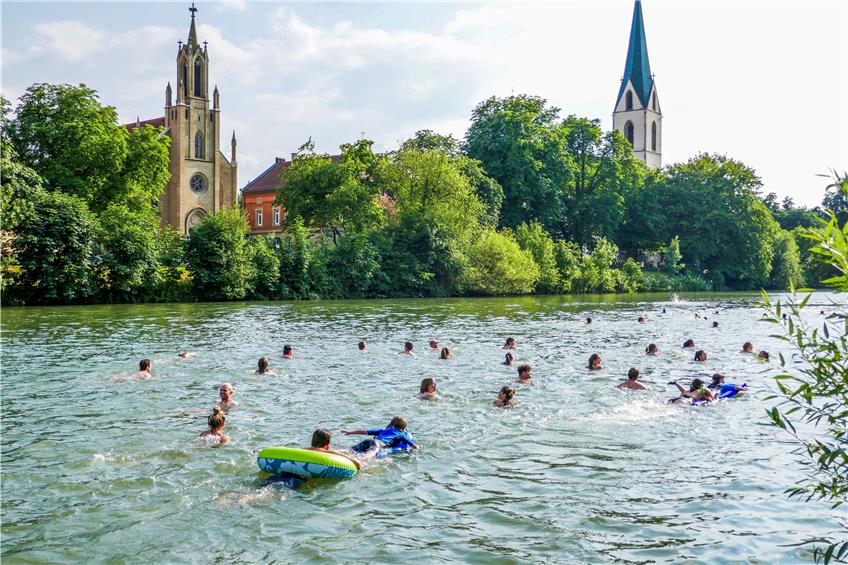 Das Rottenburger Neckarschwimmen war dieses Jahr bei idealen Bedingungen eine Gaudi. Bild: Fleischer