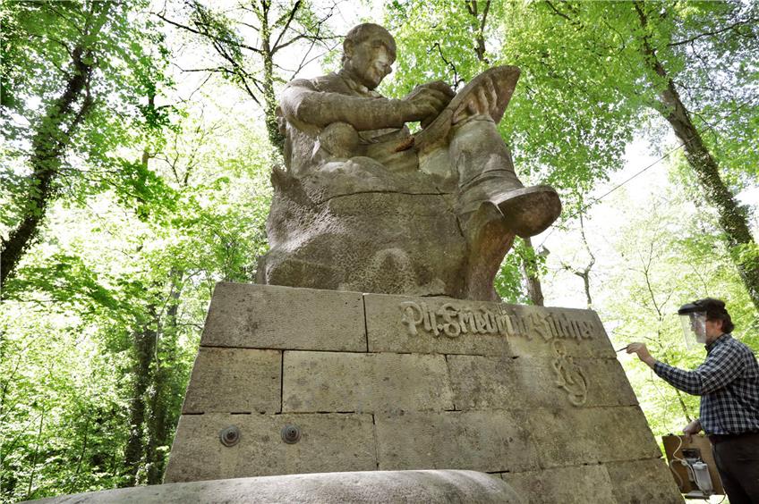 Das Silcher-Denkmal auf der Tübinger Neckarinsel, das als steinerner Koloss aus dem Nationalsozialismus seit Jahrzehnten Kritiker auf den Plan ruft, wird momentan aufpoliert. Bild: Faden