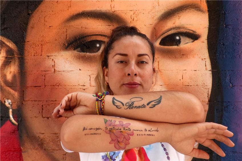 Das Tattoo „Renata“ auf dem Arm von Karen ist der Name ihrer ermordeten Tochter.Bilder: Angélica Aguilar