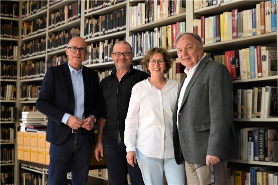 Das Team in der Bibliothek der Museumsgesellschaft (von links): Andreas Narr, Marco Wehr, Elke Dittrich (Geschäftsstellenleiterin) und Prof. Heinz-Dieter Assmann. Bild: Moritz Siebert
