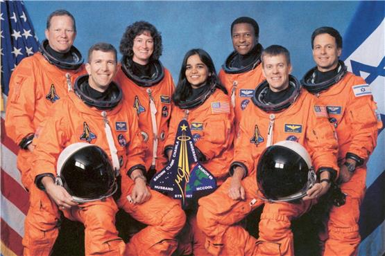 Das Teamfoto der „Columbia“-Mission: David Brown, Rick Husband, Laurel Clark, Kalpana Chawla, Michael Anderson, William McCool und Ilan Ramon (von links). Beim Eintritt in die Erdatmosphäre am 1. Februar 2003 zerbricht das Space Shuttle, alle Astronauten kommen ums Leben.