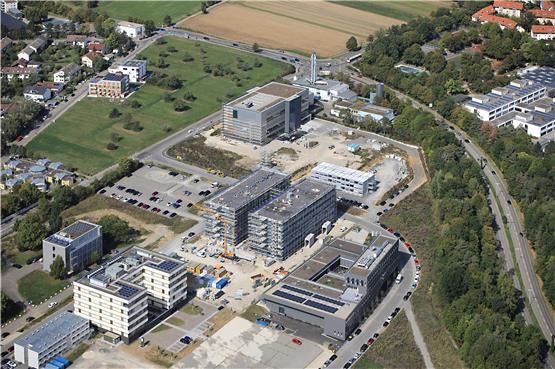Das Technologiezentrum auf der Oberen Viehweide (Mitte) in Tübingen wächst, Bosch will auf dem Horemer (der trapezförmigen Grünfläche links oben) bauen. Dort stehen bisher allein zwei Häuser für Geflüchtete.Bild: Manfred Grohe